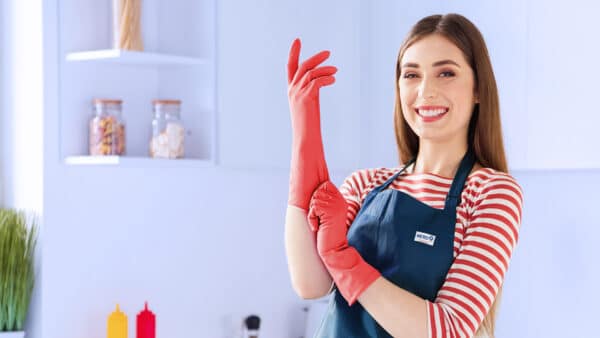 Femme de ménage mise gant
